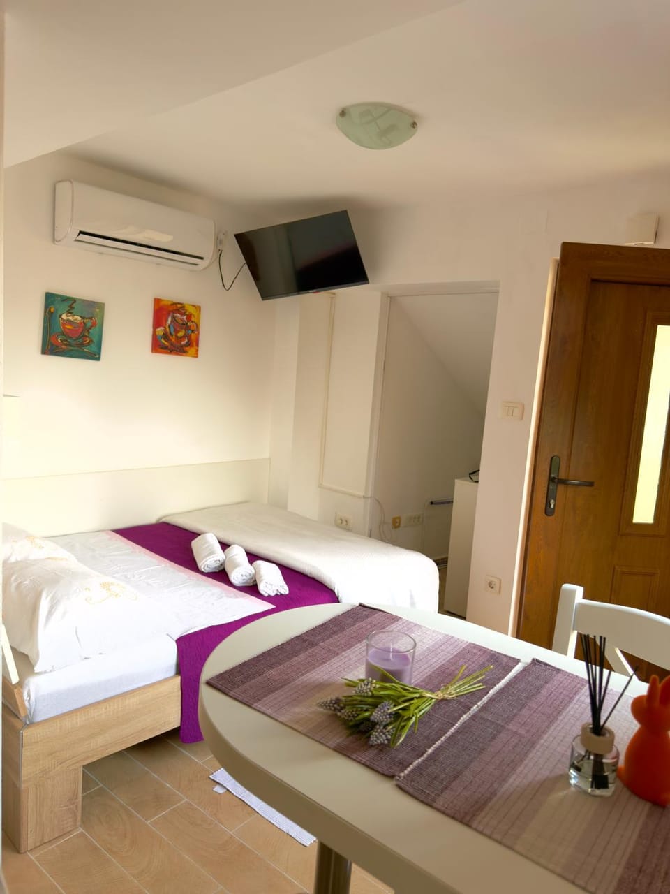 Bed, TV and multimedia, Photo of the whole room, Bedroom, towels, air conditioner