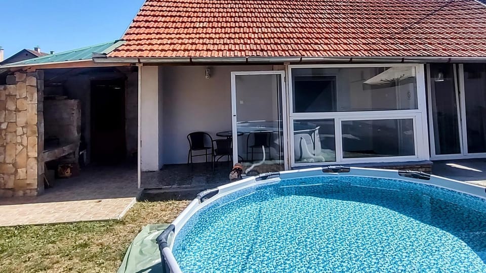 Pool view, Swimming pool, sunbed