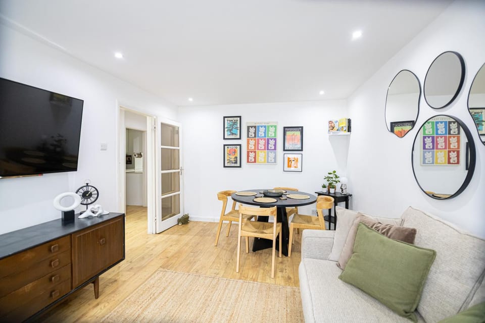 Gorgeous Modern Apartment near Redhill Station inc Private Garden & Parking Apartment in Redhill