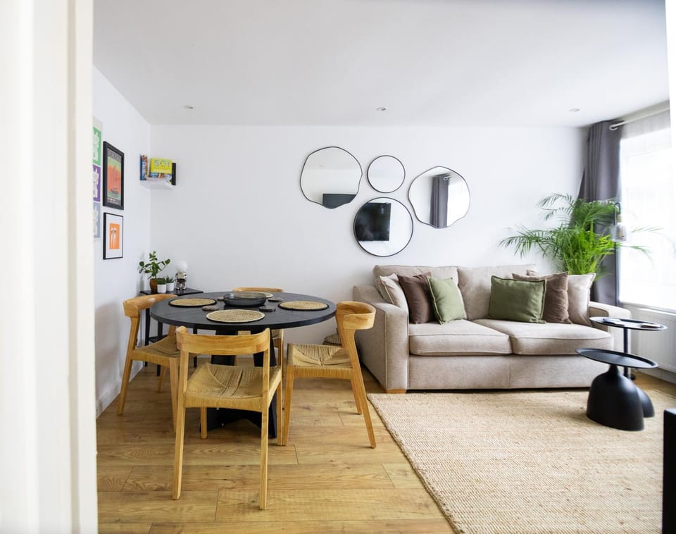 Gorgeous Modern Apartment near Redhill Station inc Private Garden & Parking Apartment in Redhill