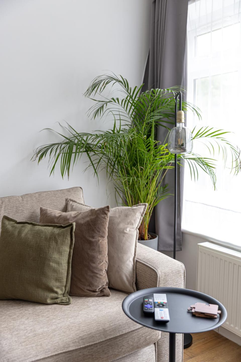 Gorgeous Modern Apartment near Redhill Station inc Private Garden & Parking Apartment in Redhill