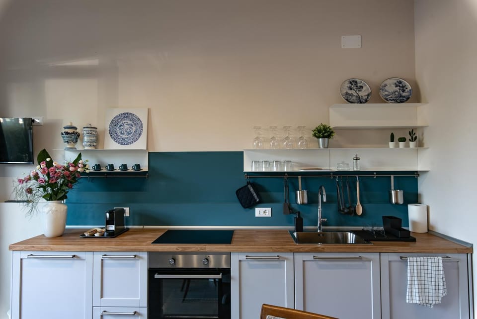 Coffee/tea facilities, Kitchen or kitchenette, pet friendly, stove, kitchen