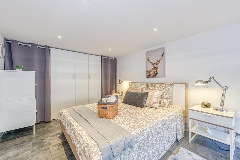 Photo of the whole room, Bedroom