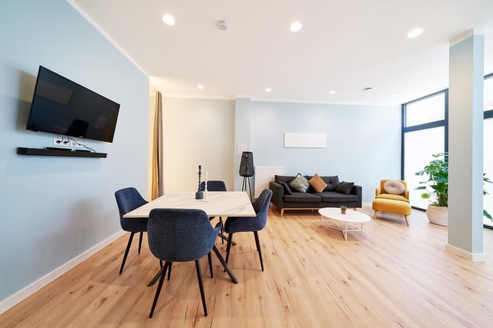 TV and multimedia, Living room, Seating area, Dining area