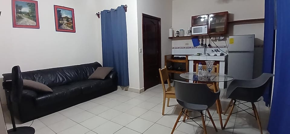 Kitchen or kitchenette, Living room, Seating area, Dining area, oven, pet friendly, stove