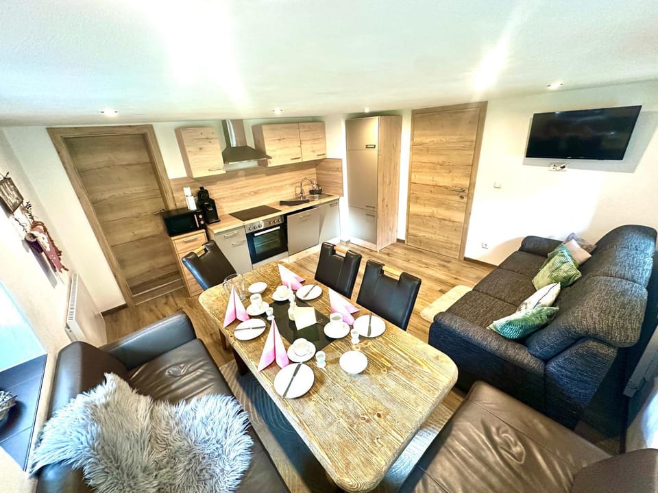 Kitchen or kitchenette, Seating area, Dining area