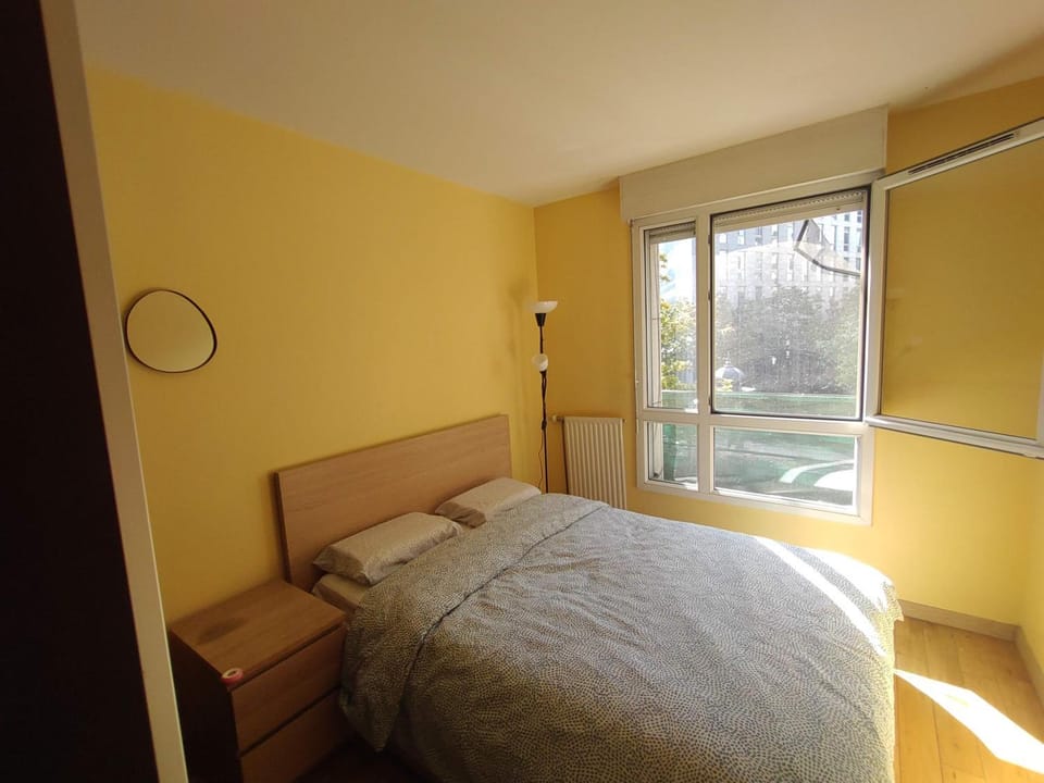 2 bedrooms & salon, La Défense, 10min walk to Metro, Parking Apartment in Courbevoie