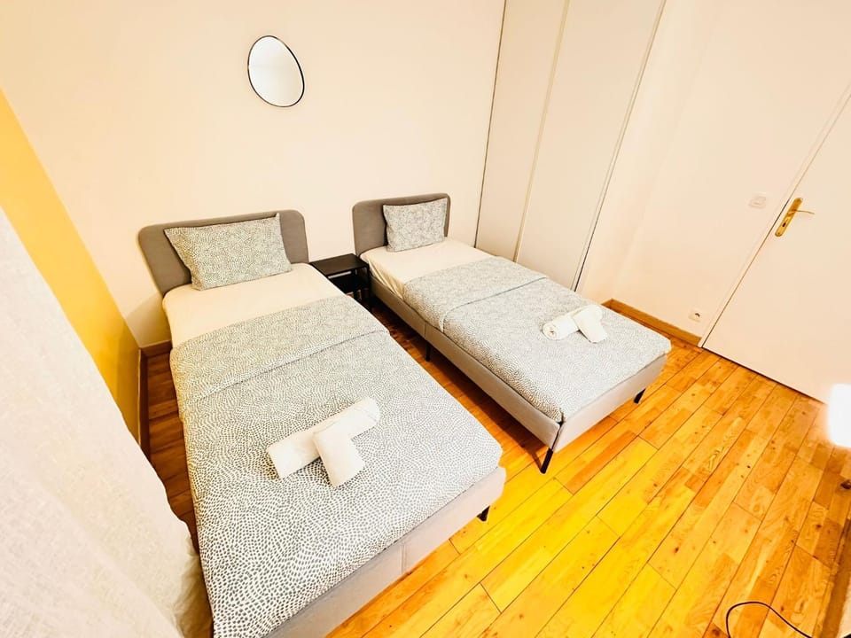 2 bedrooms & salon, La Défense, 10min walk to Metro, Parking Apartment in Courbevoie