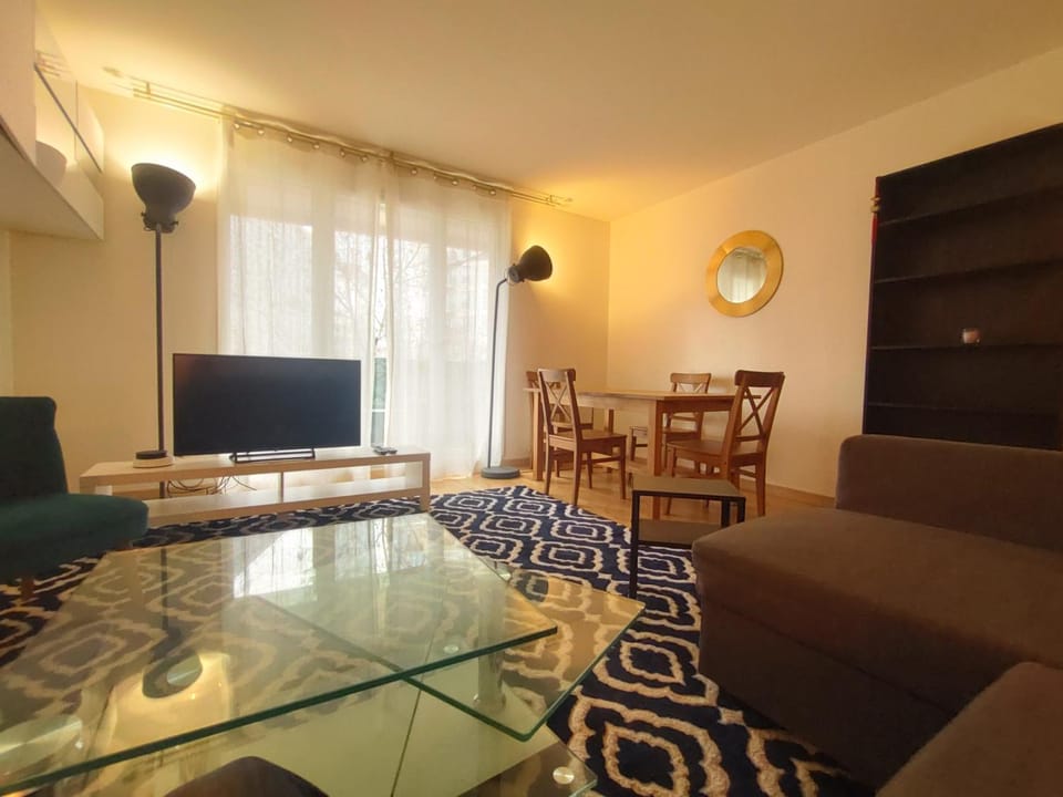 2 bedrooms & salon, La Défense, 10min walk to Metro, Parking Apartment in Courbevoie
