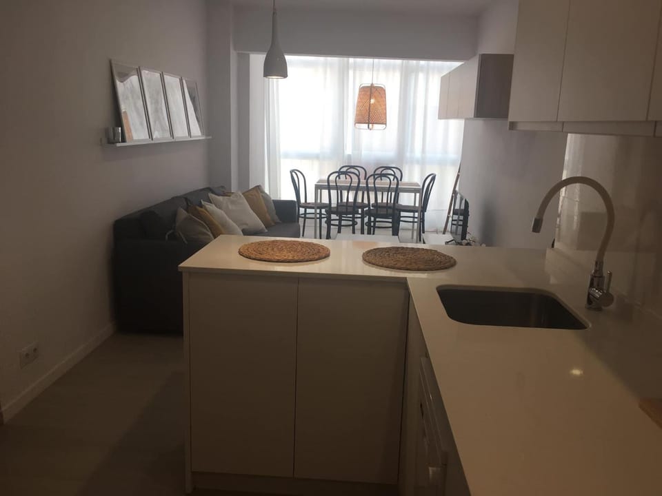 Kitchen or kitchenette, Dining area