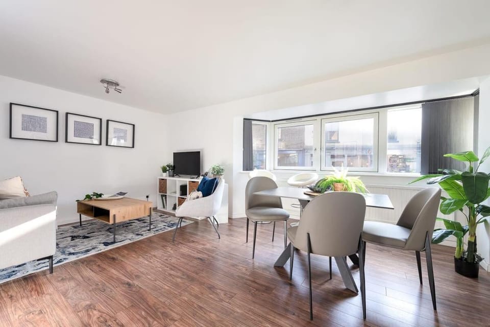 Communal lounge/ TV room, TV and multimedia, Living room, Seating area, Dining area, Evening entertainment