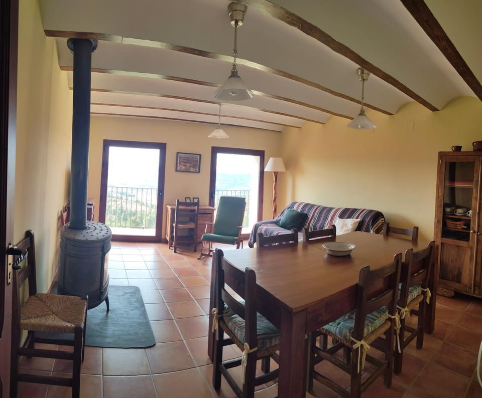 TV and multimedia, Living room, Seating area, Dining area, fireplace