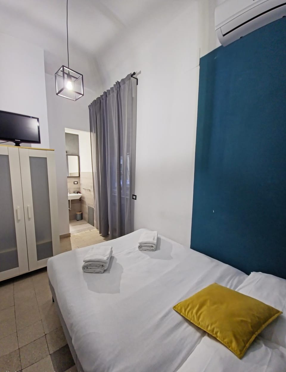 Bed, TV and multimedia, Photo of the whole room, Bedroom, towels, wardrobe, air conditioner