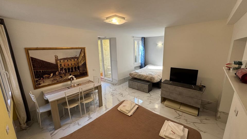 Bed, TV and multimedia, Photo of the whole room, Dining area, Bedroom