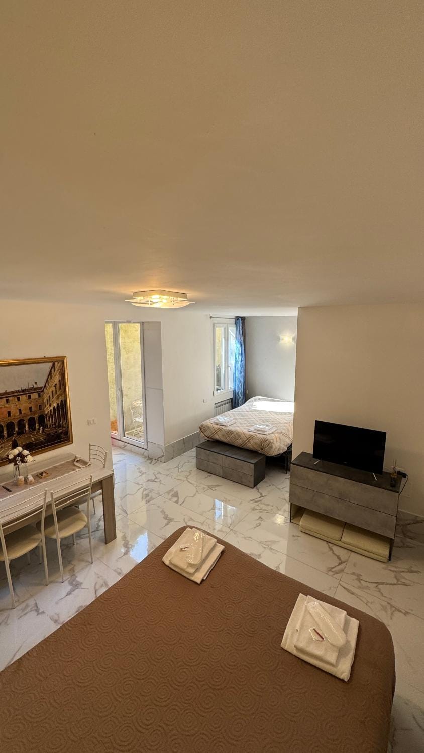 Bed, Photo of the whole room, Bedroom, towels