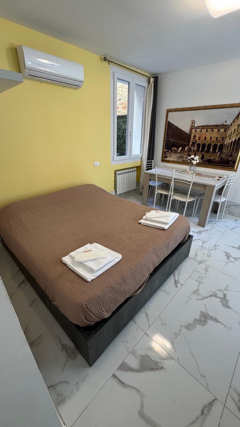 Bed, Photo of the whole room, Dining area, Bedroom, towels, air conditioner