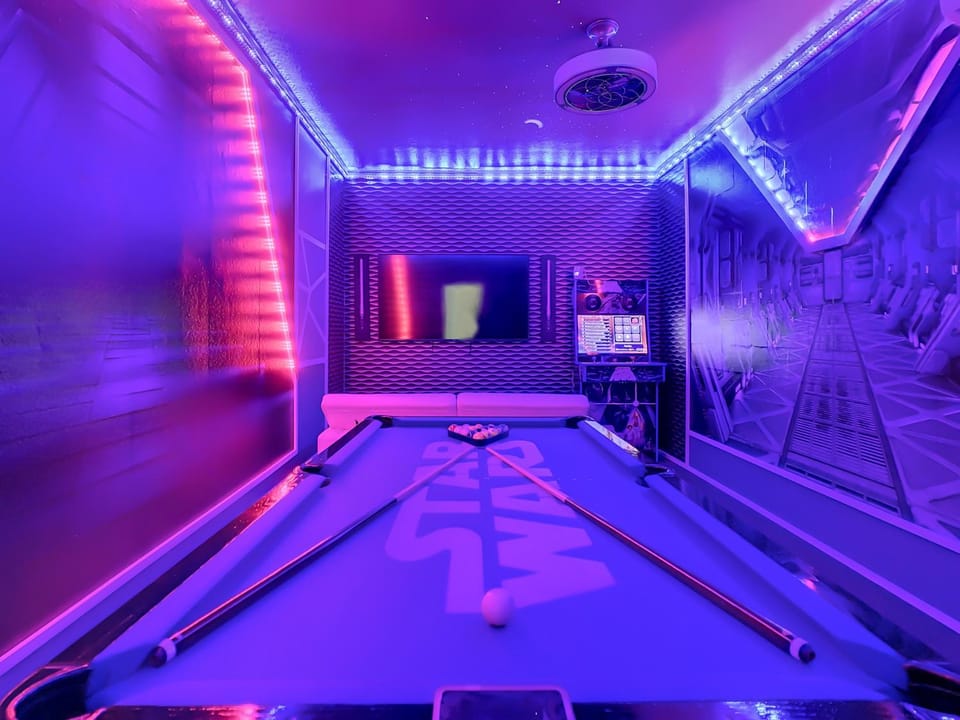 Billiard, Game Room