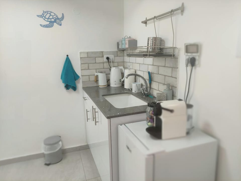 Coffee/tea facilities, Kitchen or kitchenette, stove