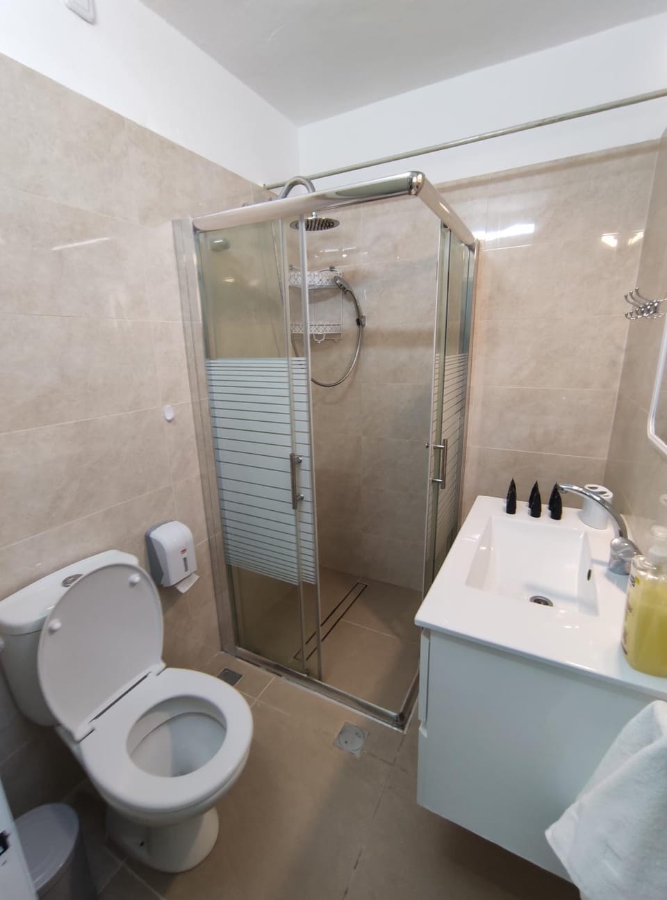Shower, Toilet, Bathroom, towels