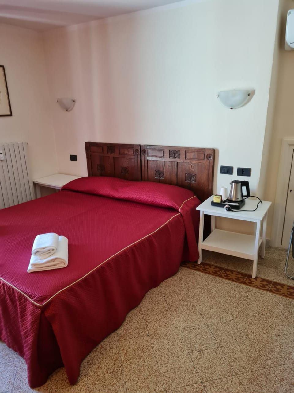 Bed, Coffee/tea facilities, Photo of the whole room, Bedroom, towels