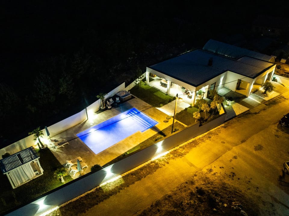 Night, Garden, View (from property/room), Balcony/Terrace, Pool view, sunbed
