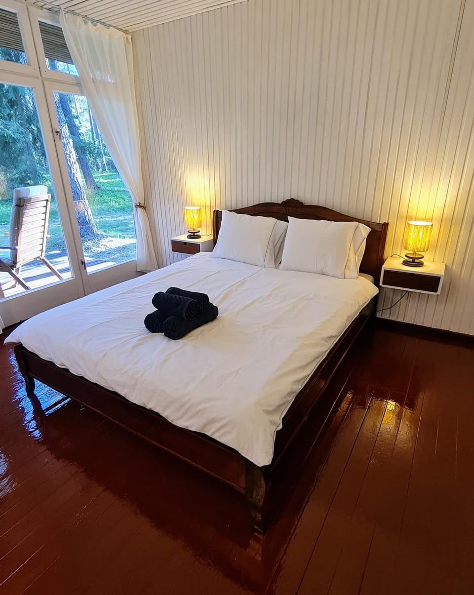 Bed, Photo of the whole room, towels