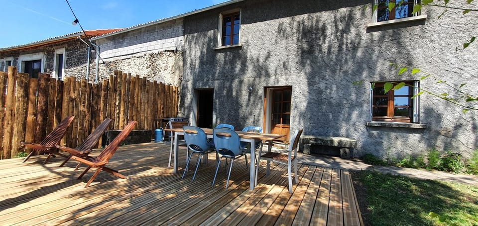 Property building, Facade/entrance, BBQ facilities, Balcony/Terrace, sunbed