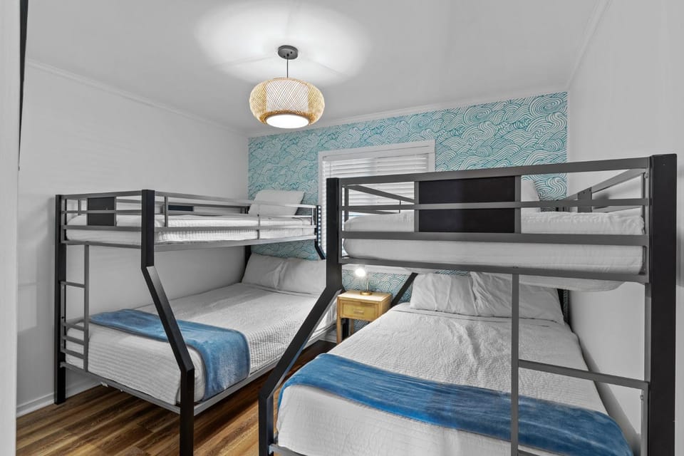 Hang Ten Hideaway, pool, Condo, Parking - 6 person max occupancy House in Carolina Beach