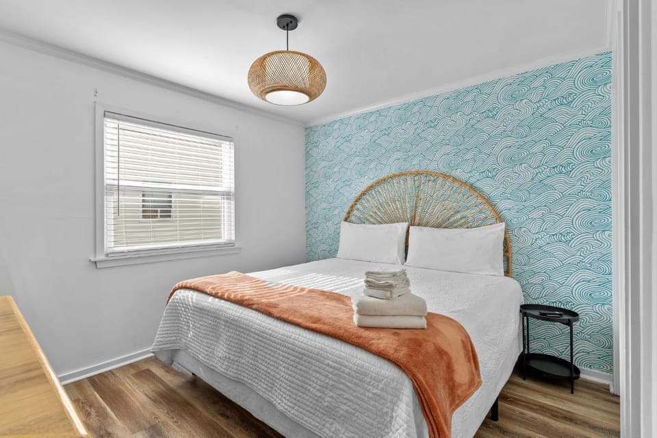Hang Ten Hideaway, pool, Condo, Parking - 6 person max occupancy House in Carolina Beach