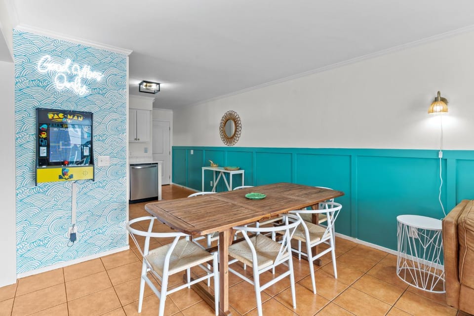 Hang Ten Hideaway, pool, Condo, Parking - 6 person max occupancy House in Carolina Beach