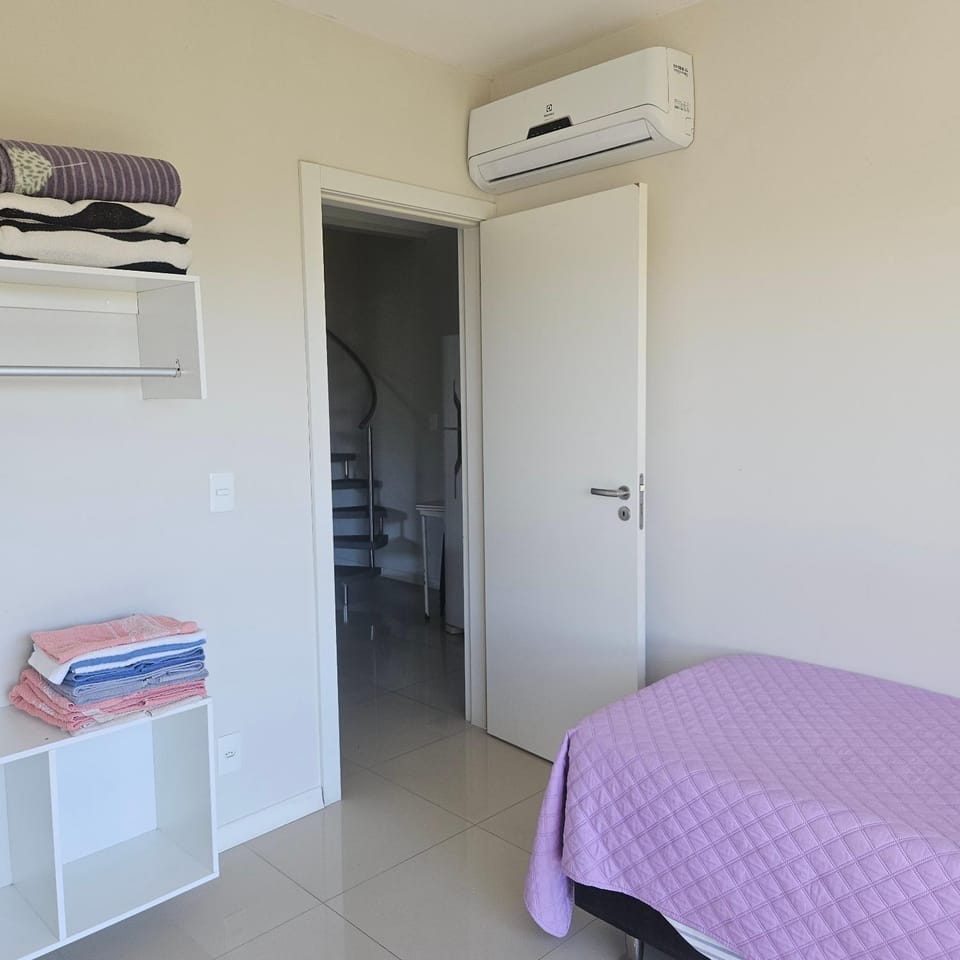 Bedroom, air conditioner