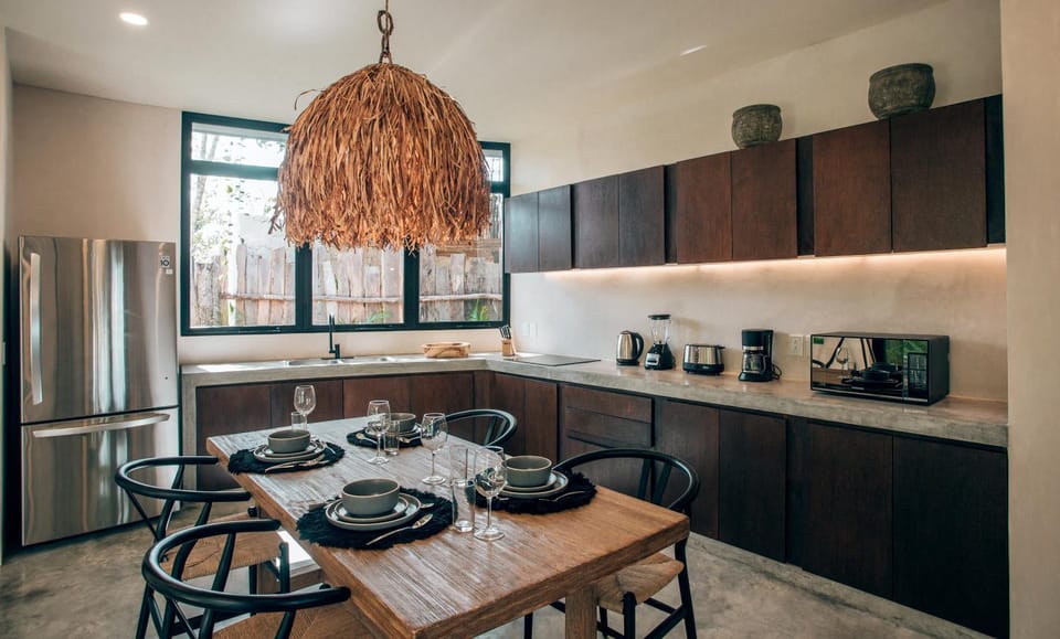 Coffee/tea facilities, Kitchen or kitchenette, Dining area, stove, toaster