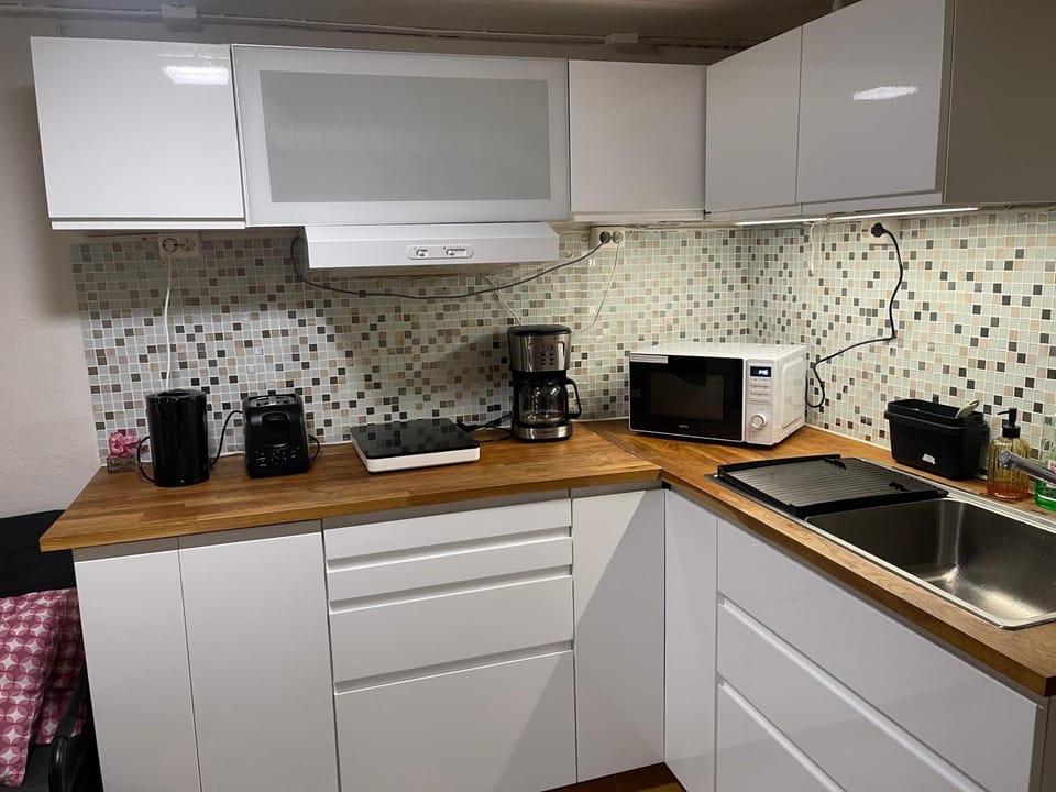Nice Apartment with1 bedroom Separate living room with a sofa bed and a tiny kitchen a bathroom located in Nordstrand near by the Sea for 3 guests with a garden and grill with sea view just outside the apartment Apartment in Oslo