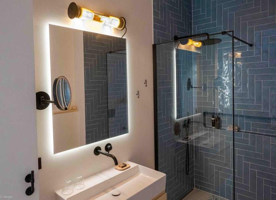 Shower, Bathroom, Decorative detail