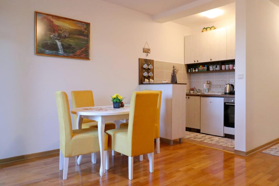 Kitchen or kitchenette, Dining area, Communal kitchen