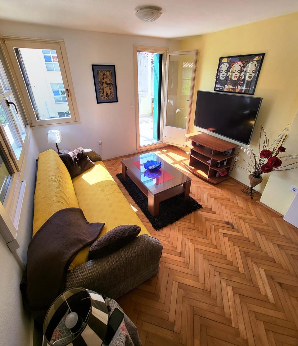 TV and multimedia, Living room, Evening entertainment