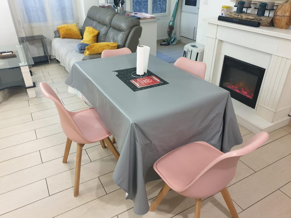 Seating area, Dining area