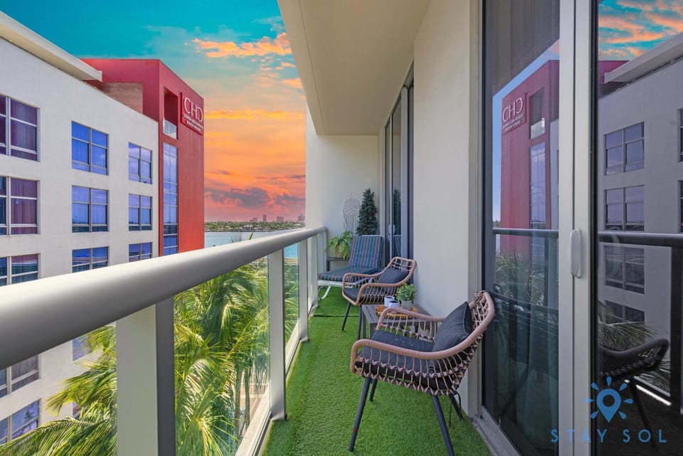 Perfect Relax - Rooftop Pool - Gym - Hot Tub Apartment in Hollywood Beach