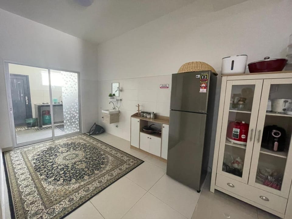Kitchen or kitchenette, minibar, oven