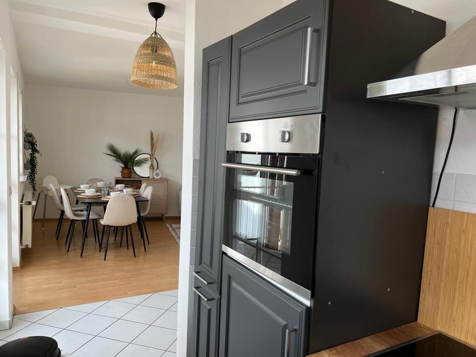 Cozy-Livings viel Platz, großer Balkon, STELLPLATZ, Küche Apartment in Bad Homburg