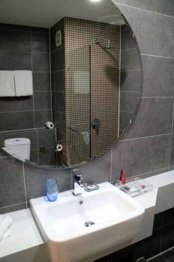 Shower, Toilet, Bathroom, towels