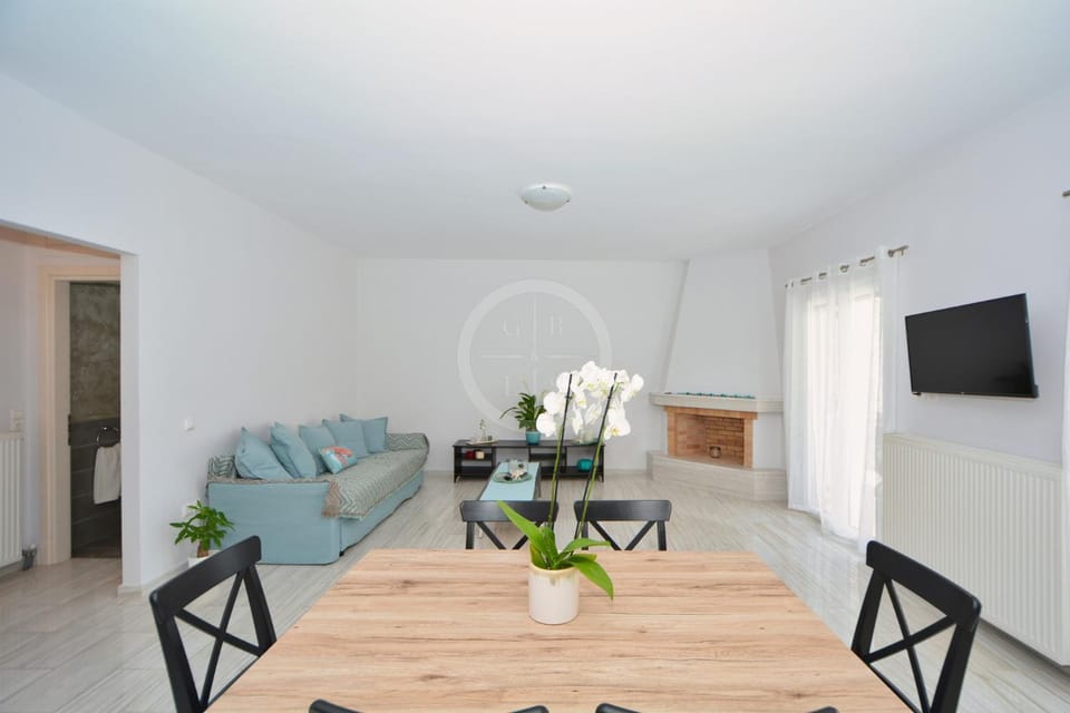 TV and multimedia, Living room, Seating area, Dining area