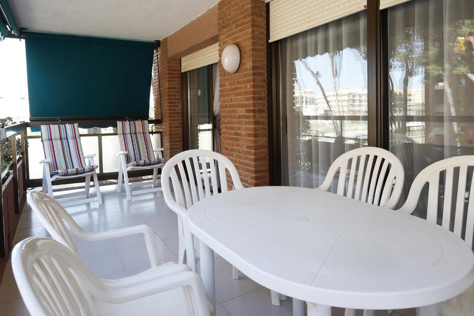 AT042 Els Pins, primera línea de la playa, con piscina Apartment in Torredembarra