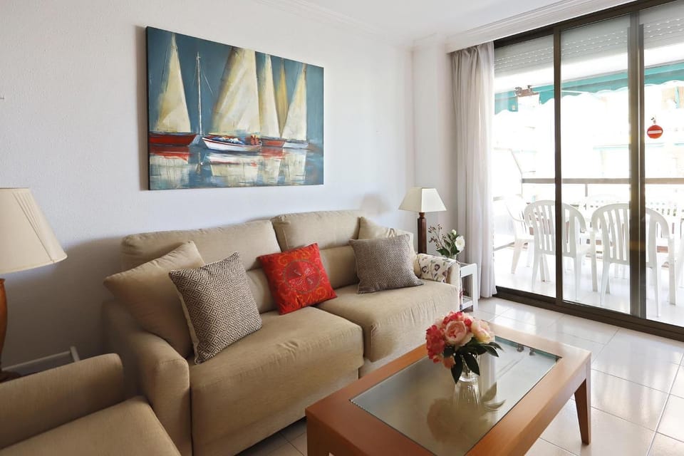 AT042 Els Pins, primera línea de la playa, con piscina Apartment in Torredembarra