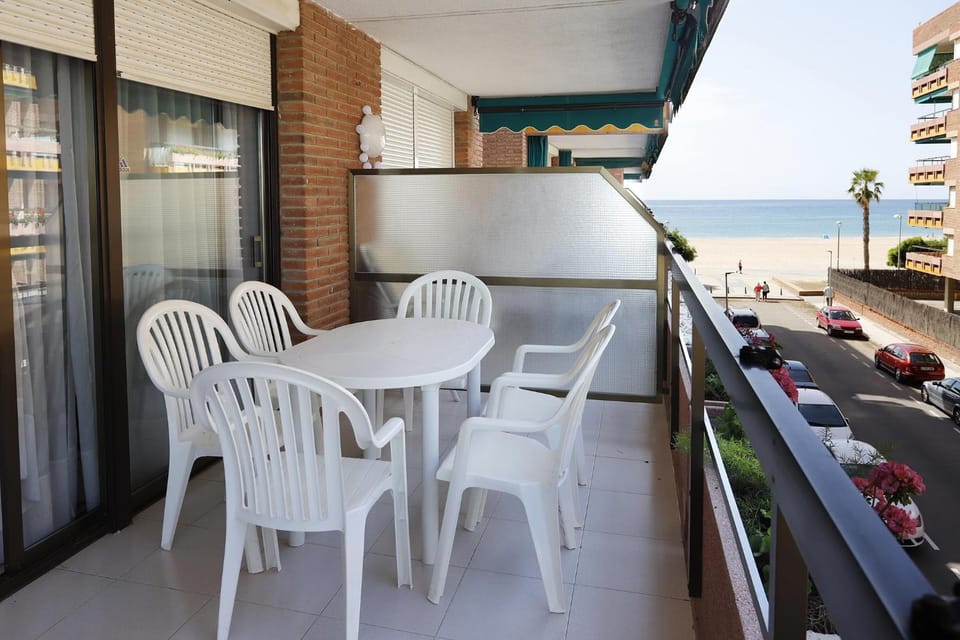 AT042 Els Pins, primera línea de la playa, con piscina Apartment in Torredembarra