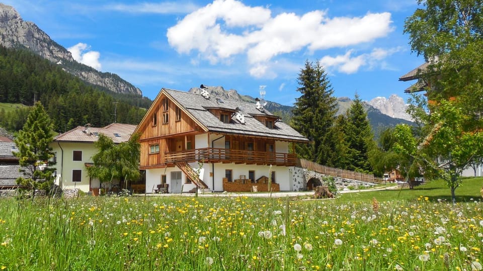 Property building, Summer, Parking