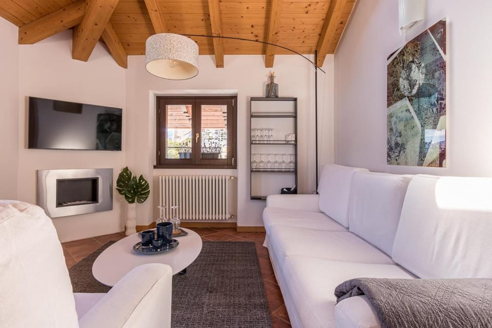 Communal lounge/ TV room, TV and multimedia, Living room, Seating area, Evening entertainment, internet