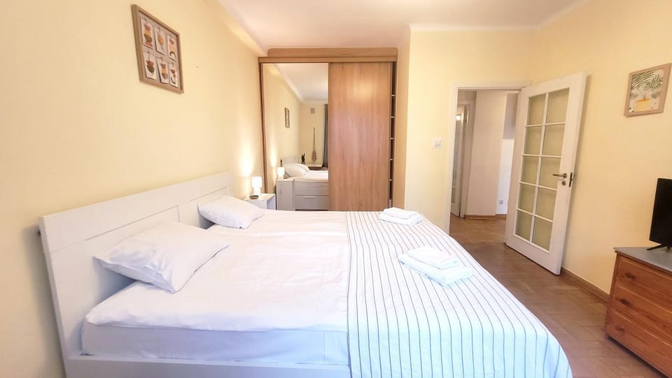 Bed, Photo of the whole room, Bedroom, towels, wardrobe