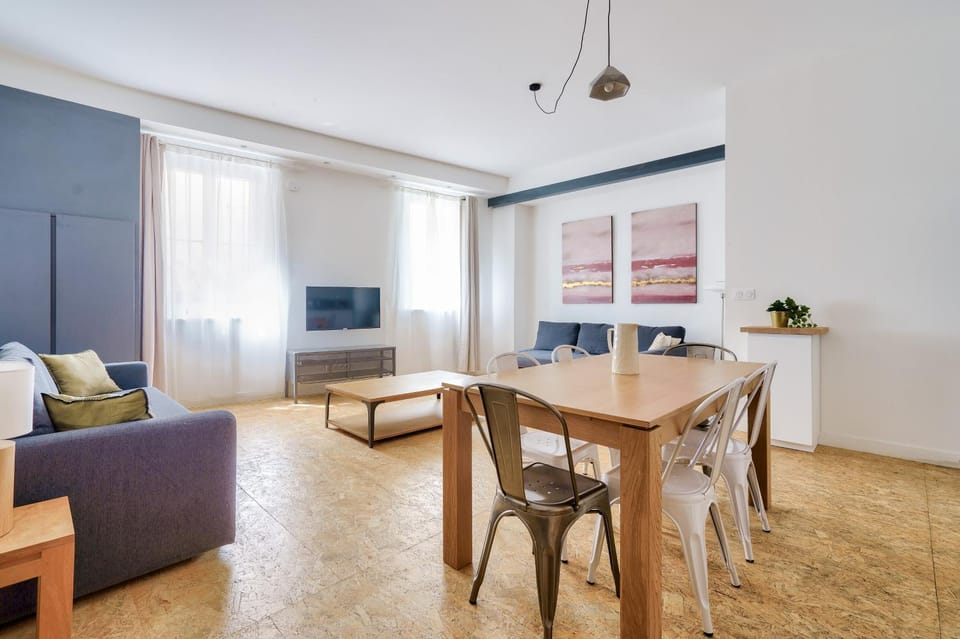 TV and multimedia, Living room, Seating area, Dining area
