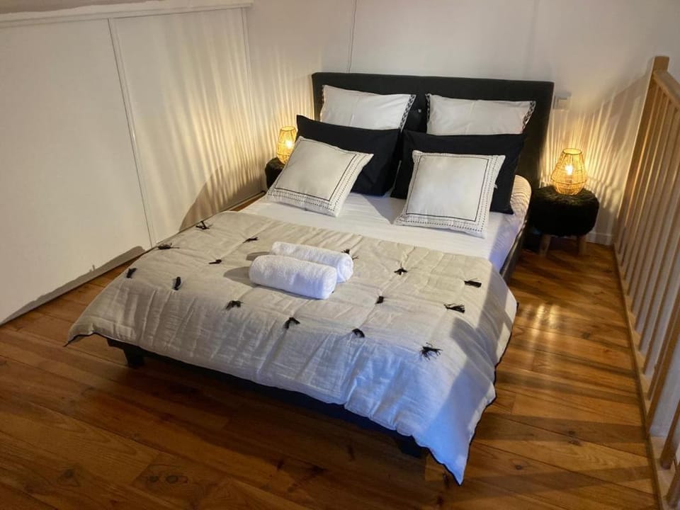 Bed, Photo of the whole room, Bedroom